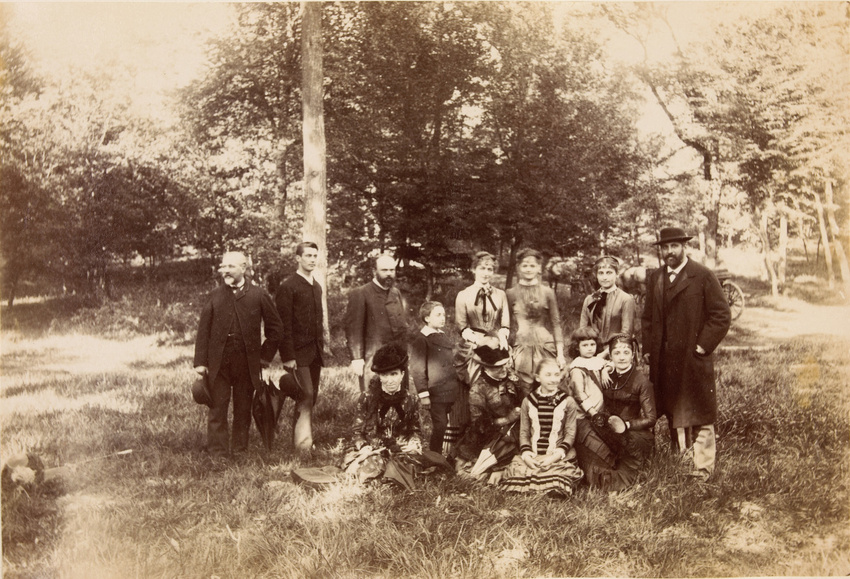 Anonyme - Groupe de 13 personnes dont Claire, Laure, Valentine et Albert Eiffel ...