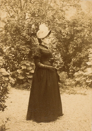 Anonyme - Alice Ledru dans le jardin de son père