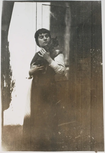 Pierre Bonnard - Modèle tenant un chat dans l'atelier parisien de Pierre Bonnard