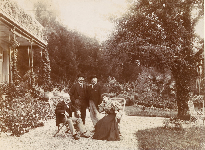Anonyme - Mr et Mme Salles, Mr Chaster et Mr Mascaut posant dans le jardin à Vev...