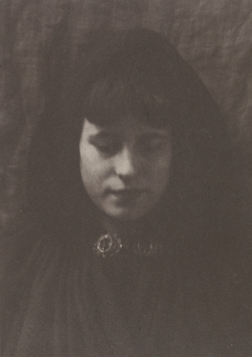 André Hachette - Tête de jeune femme brune, en capuchon et cape sombre