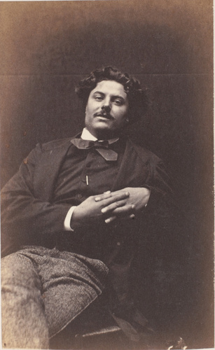 Achille Bonnuit - Homme assis, jambes et mains croisées
