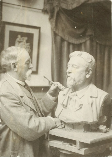 Anonyme - Gustave Crauk travaillant au buste de Gustave Eiffel