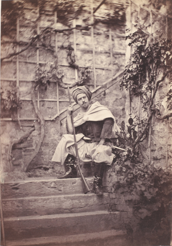 Achille Bonnuit - Homme déguisé en zouave, assis sur la marche d'un escalier