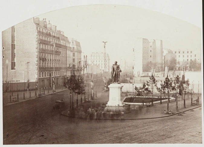 Ambroise Richebourg - Vue du monument au prince Eugène Napoléon avec les étendar...