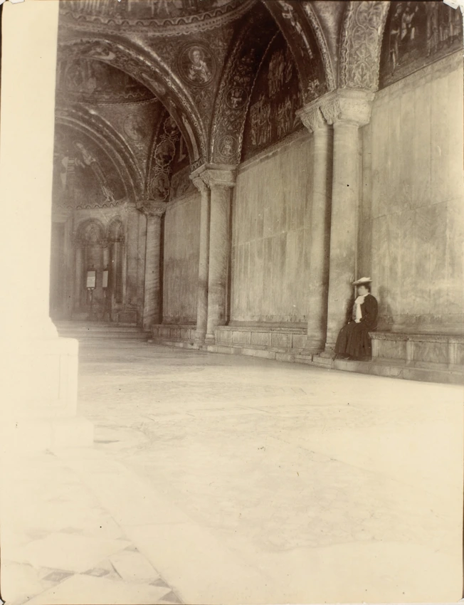 René Lalique - Venise, Alice Lalique à la basilique Saint-Marc