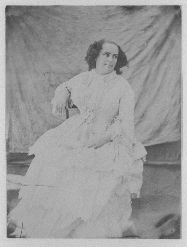 Auguste Vacquerie - Madame Victor Hugo en robe de dentelle blanche