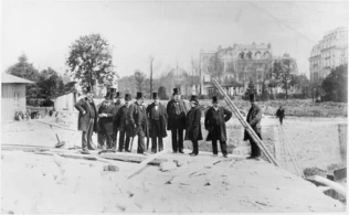 Groupe d'hommes coiffés de hauts de forme sur le chantier des fondations de la Tour - Louis-Emile Durandelle