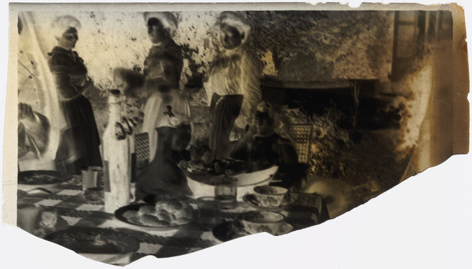 Coin de table dans le jardin avec divers personnages non