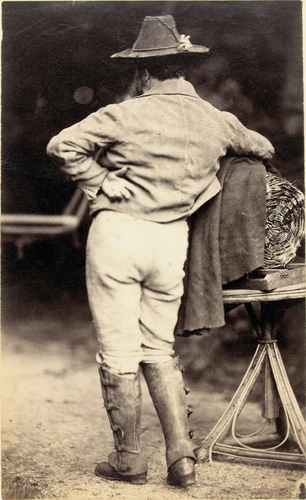 Edmond Lebel - Edmond Lebel vêtu à l'italienne, posant de dos