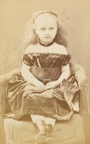 Alophe - Mlle Pauwells enfant, assise dans un fauteuil