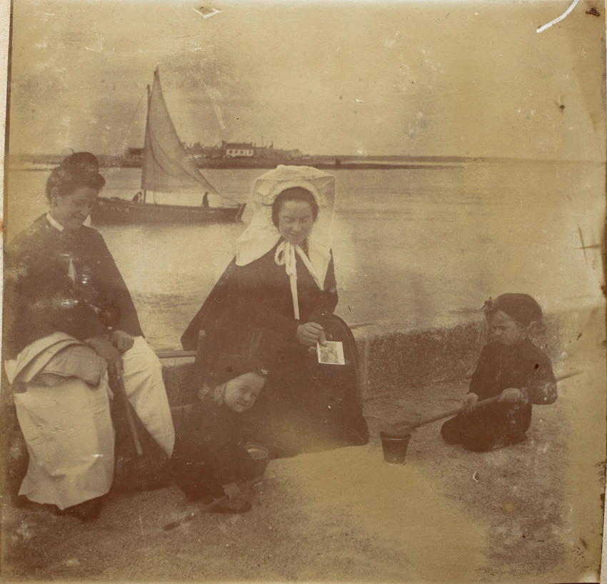 Bernadette et Noële jouant devant une dame et Marthe assise sur le parapet, Loctudy (Finistère) - Maurice Denis