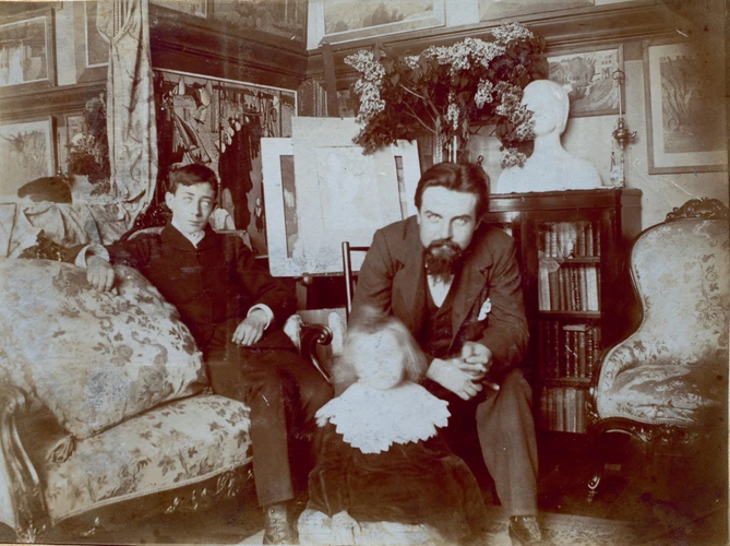 Marthe Denis - Maurice Denis et Bernadette avec J. Guérandel dans le salon du pe...