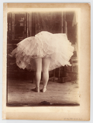 Albert Belleroche - Lili Grenier en danseuse, penchée en avant, dans l'atelier d...