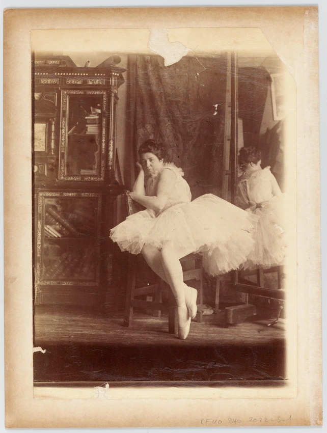 Lili Grenier En Danseuse Assise Sur Une Chaise Dans L Atelier D