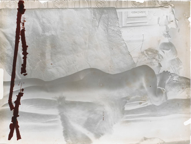 Femme nue couchée sur le ventre, sur une peau d'animal