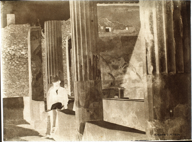 Alfred-Nicolas Normand - Maison d'Actéon à Pompéi : autoportrait du photographe ...