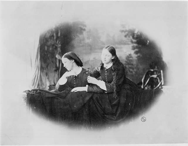 Mary Jane Matheson - Adelaïde et Elizabeth Denys vêtues de noir