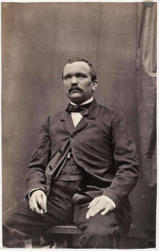 Achille Bonnuit - Homme assis sur une chaise