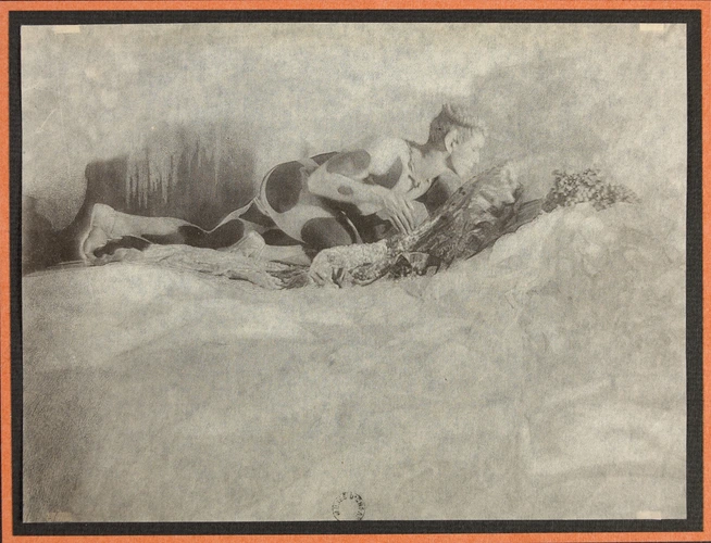 Adolphe Meyer - Nijinsky, visage levé, couché sur le ventre