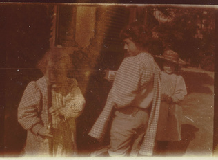 Pierre Bonnard - Robert tenant son fusil "Eureka", Charles de dos et Renée à l'a...