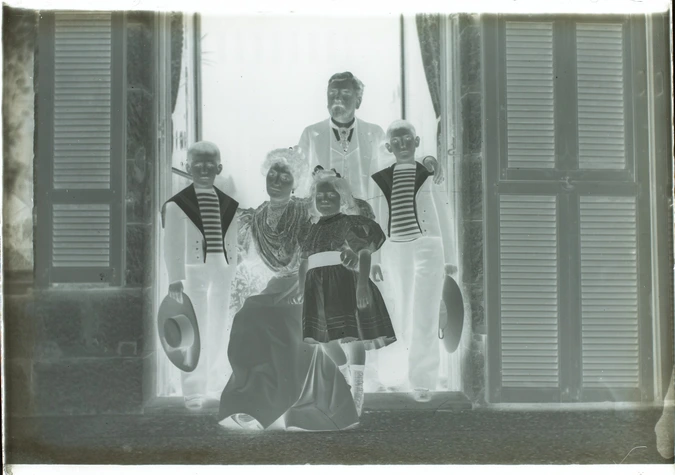 G. Eiffel, Claire Salles et ses 3 enfants dans l'embrasure d'une porte-fenêtre de la Villa Salles à Beaulieu sur Mer - Anonyme