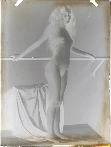 François-Rupert Carabin - Femme nue debout, appuyée à une barre, les cheveux déf...