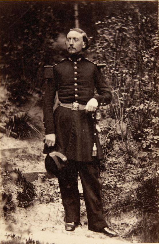 Achille Bonnuit - Homme en uniforme dans un jardin