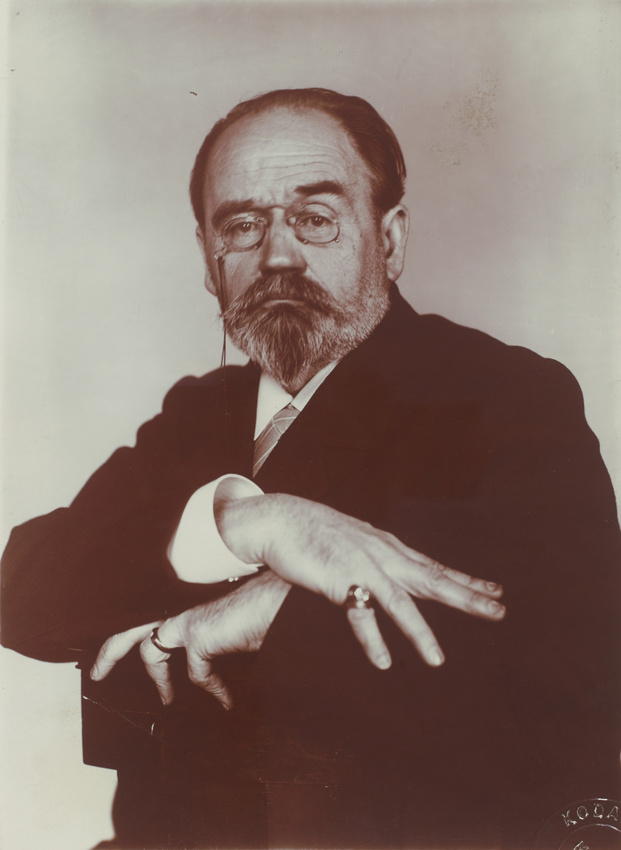 Emile Zola - Autoportrait en buste, mains croisées