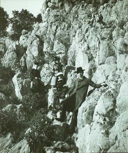 Anonyme - Groupe d'alpinistes dans la montagne