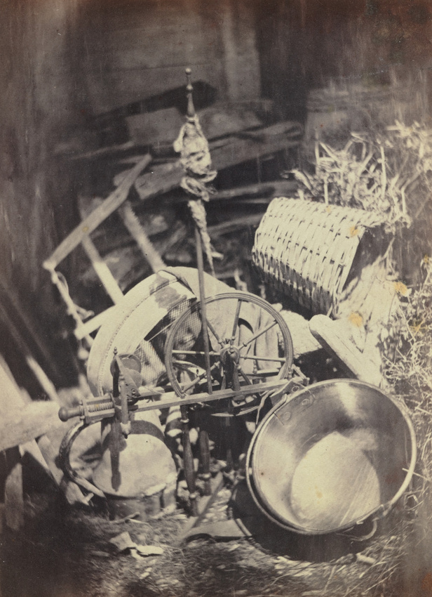 Achille Bonnuit - Nature morte au rouet, panier et ustensiles divers