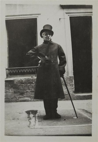 Anonyme - Max Jacob en redingote et haut-de-forme, appuyé sur une canne
