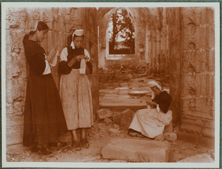 Charles Augustin Lhermitte - Pont-l'Abbé, église de Lambour - Trois jeunes dente...