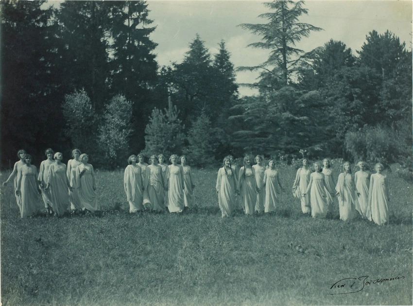 Frédéric Boissonnas - Danseuses en groupe de six dans un jardin