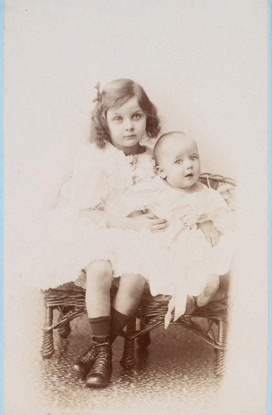 Hermann et Cie - Jean-Pierre bébé et Daddy Lamy, assis l'un contre l'autre