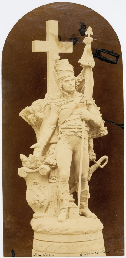 Sculpture, soldat portant drapeau devant une croix - Anonyme