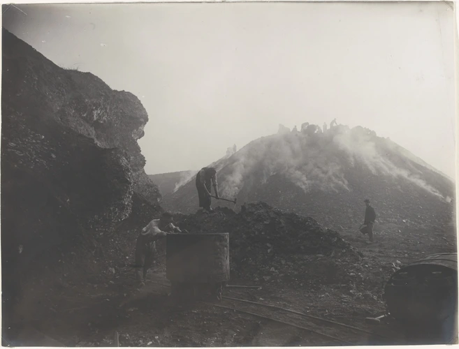 Félix Thiollier - Mineurs préparant le remblai pour la mine, environs de Saint-E...