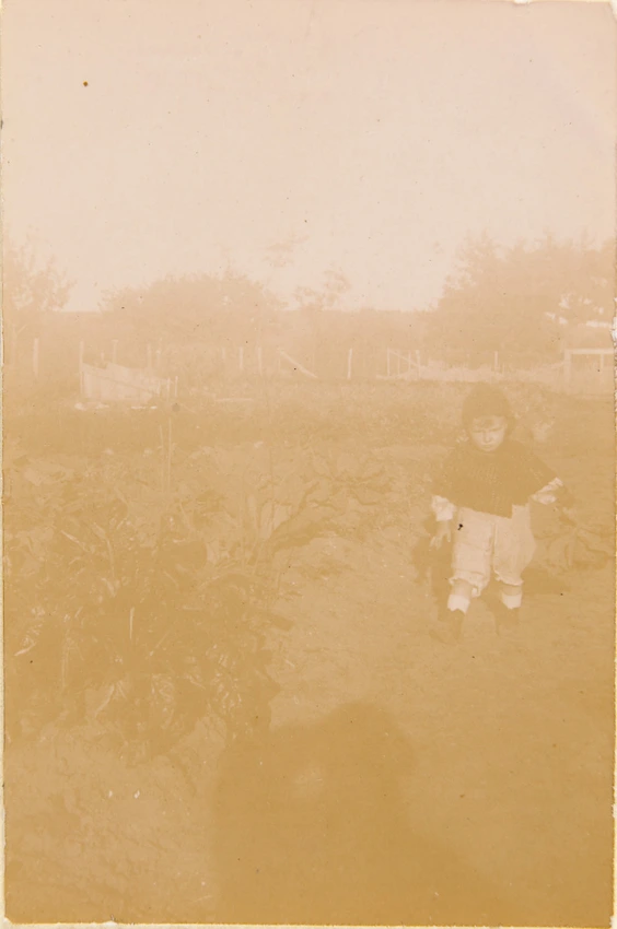 Auguste Delaherche - Enfant marchant dans le jardin
