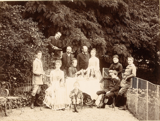 Anonyme - Groupe autour d'une table en extérieur : Mr et Mme Hénocque, Mr et Mme...