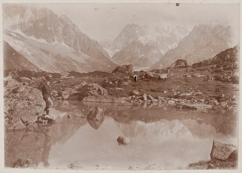 Anonyme - Un homme debout au bord d'un lac, paysage de montagne
