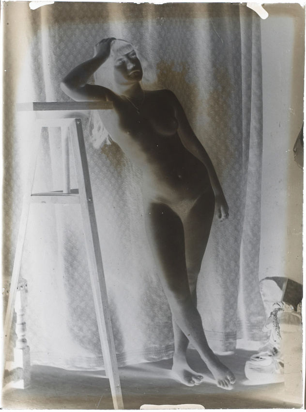 François-Rupert Carabin - Femme nue debout de face, accoudée, les jambes croisée...