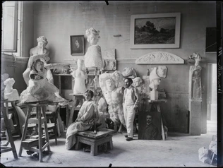 Antoine Bourdelle dans son atelier avec un modèle - Henri Manuel