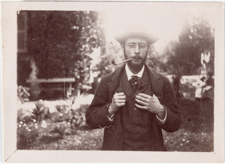 Pierre Bonnard fumant la pipe dans le jardin du Grand-Lemps - Pierre Bonnard