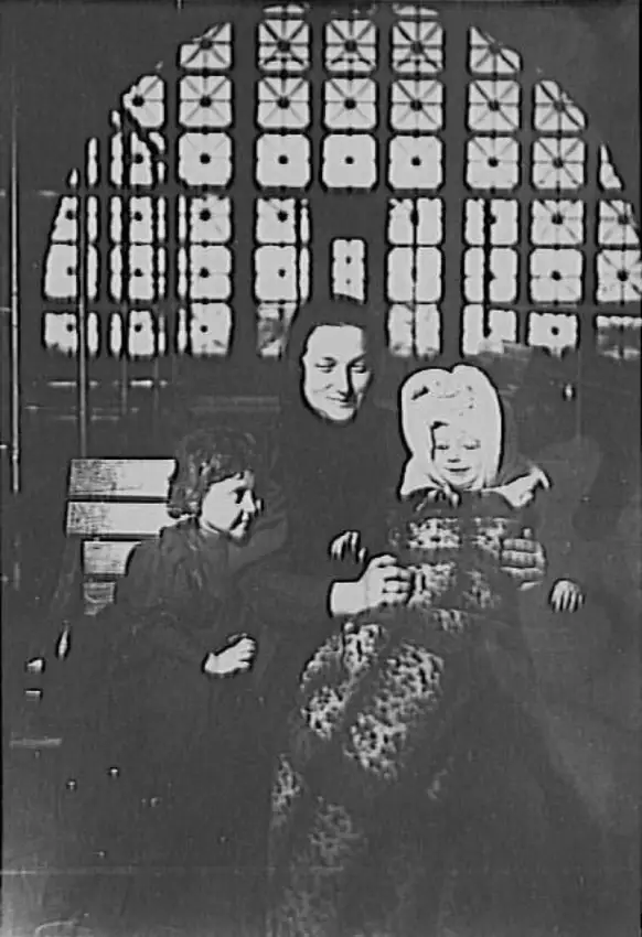 Immigrants italiens à New York, Ellis Island, femme et deux enfants - Lewis Hine