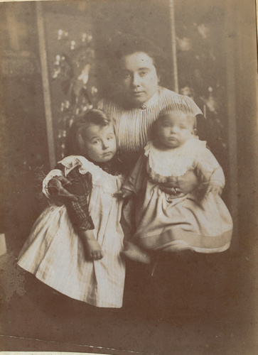 Maurice Denis - Marthe tenant Noële et Bernadette devant un paravent japonais