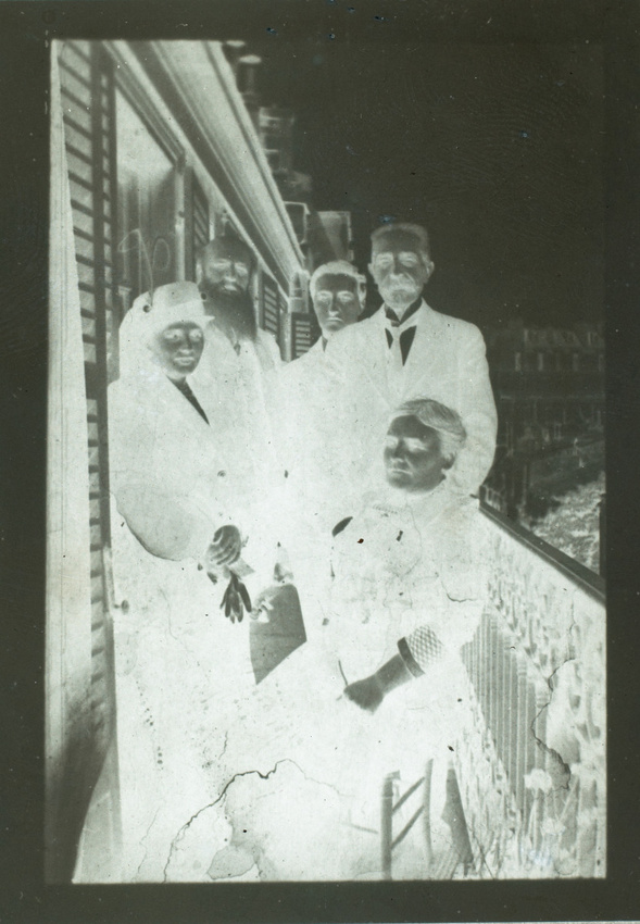 Anonyme - Portrait de groupe sur un balcon. Auguste Delaherche est l'homme barbu
