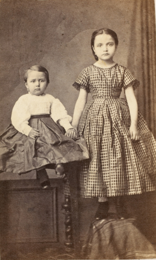 Baudry - Deux enfants, l'un assis, l'autre debout sur une table