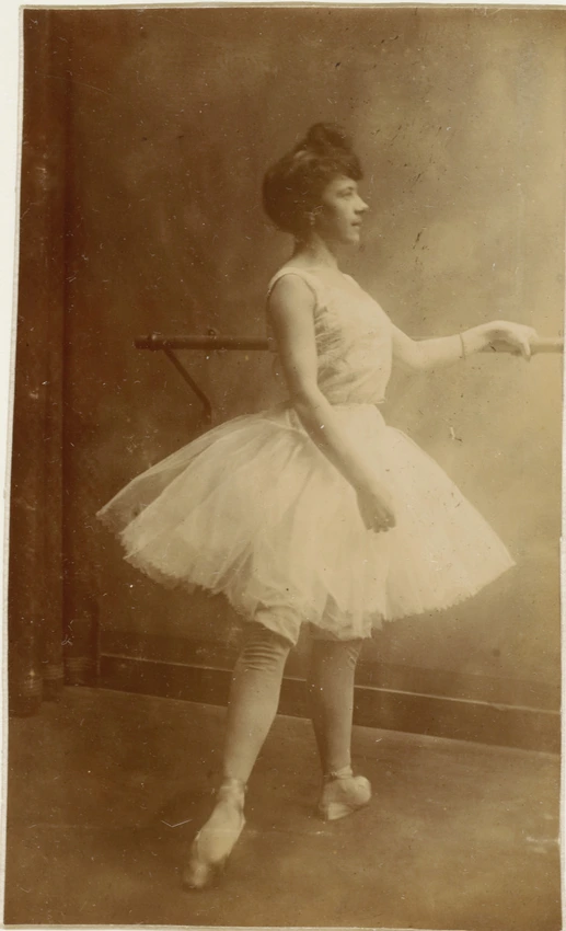 Ballerine debout de profil, bras gauche sur une barre - François-Rupert Carabin