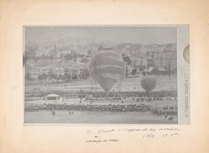 Anonyme - Photographie légendée "Le Géant à l'espanade des Invalides-1864"