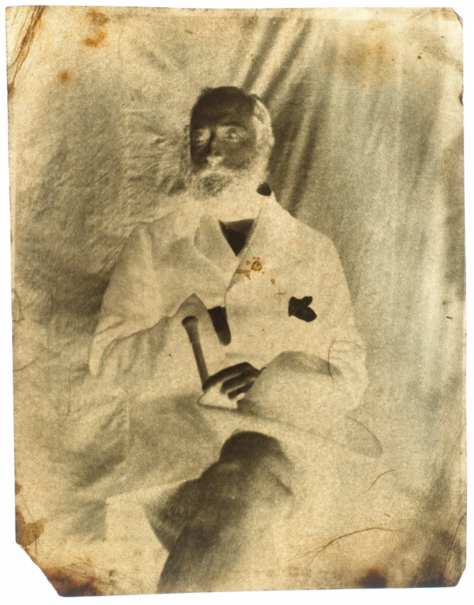 Sandor Téléki assis, un chapeau sur les genoux - Auguste Vacquerie
